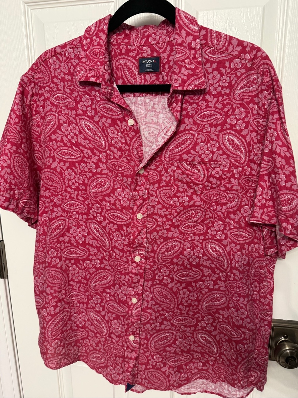 UNTUCKit Men's Red and Pink Paisley Short Sleeve Button-Down Shirt